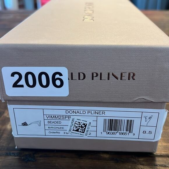 Donald J Pliner Vimms Beaded Slip On Sleek Elegant  Heels Toe Post NEW Size 8.5 - Picture 13 of 13